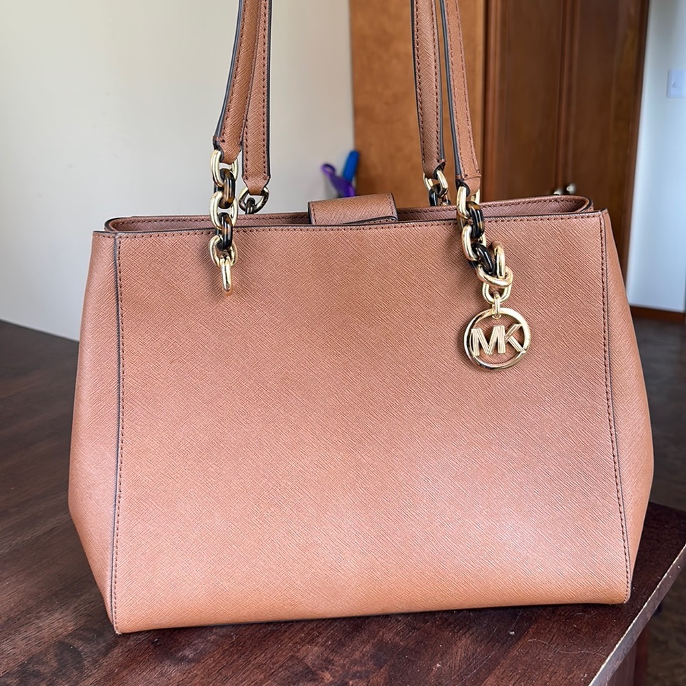 Very gently used light brown Micheal Kors Purse. Has middle divider.